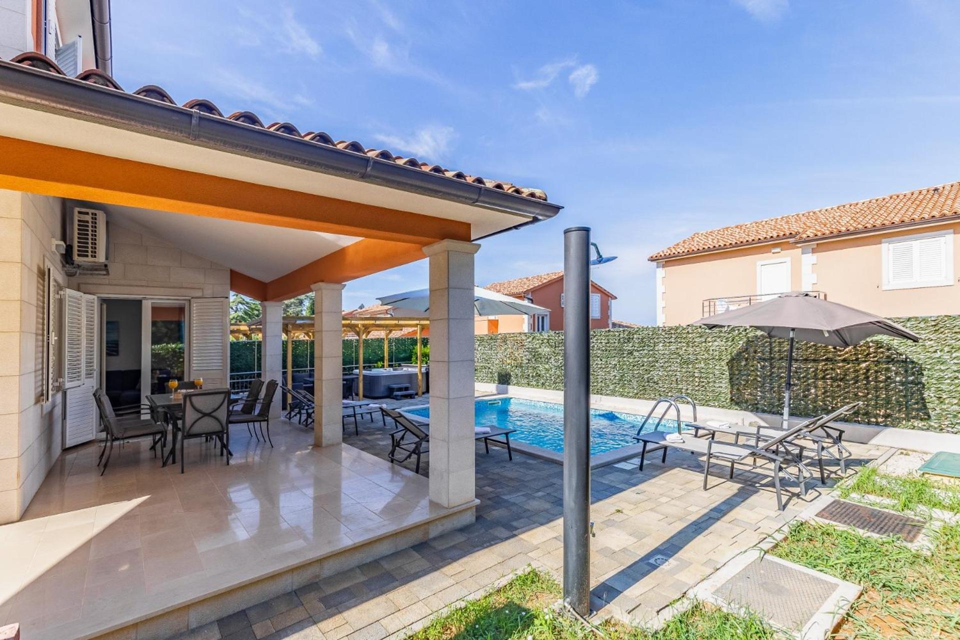 Villas Lotus With Pool And Jacuzzi Póla Kültér fotó